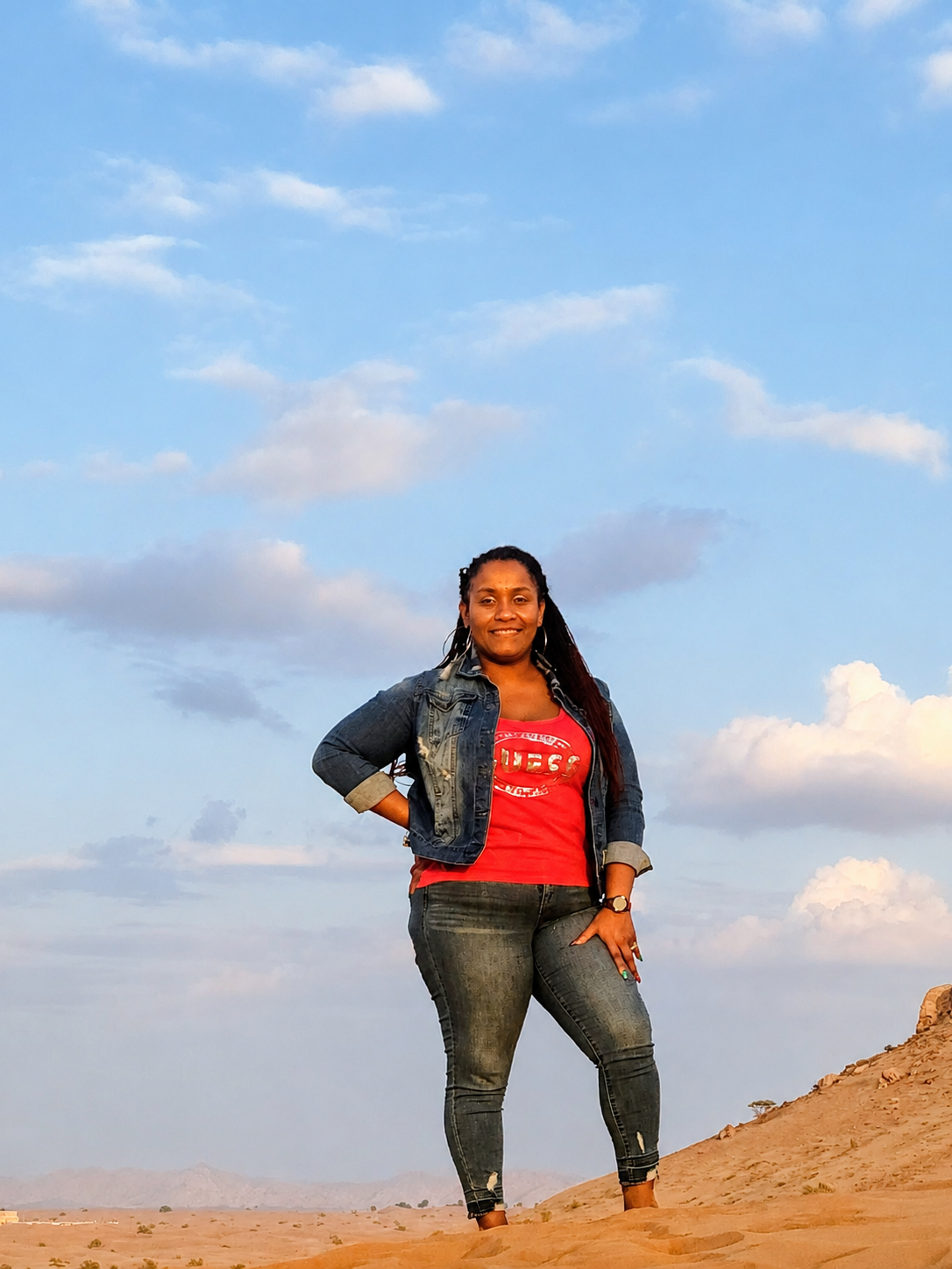Leslie discovering the Dubai desert at golden hour