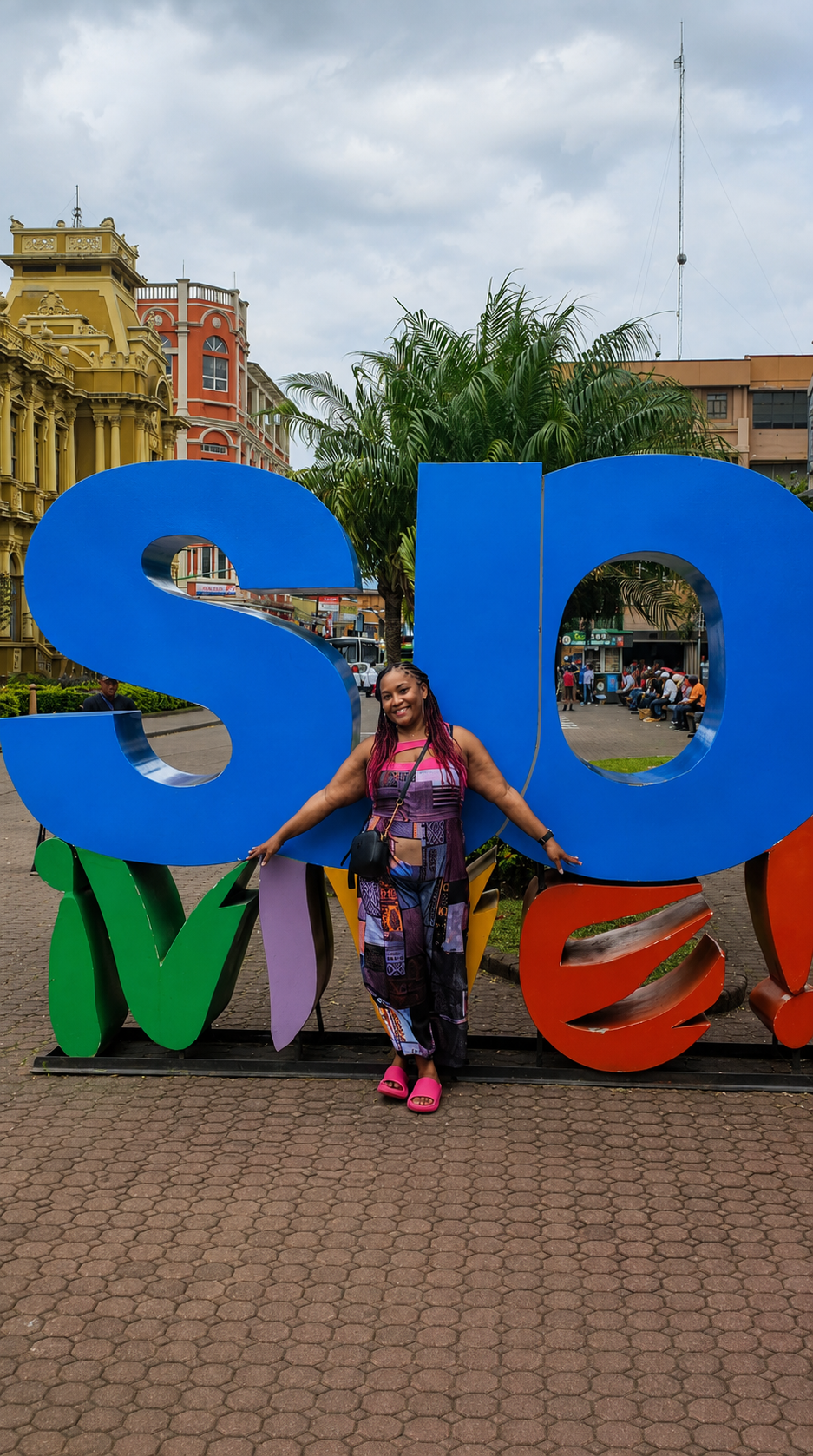 Leslie posing beside the colorful San José sign